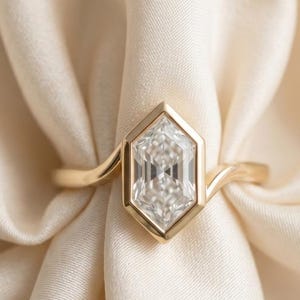 Anillo de boda de moissanita con talla hexagonal / Anillo de compromiso con engaste de oro de 14 quilates / Anillo de novia geométrico minimalista / Anillo de promesa único / Regalo para ella
