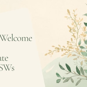 Könnte beinhalten: Ein Design im Aquarellstil mit dem Wort "Welcome" in einer weichen grünen Schrift. Der Hintergrund hat einen hellbeige-grünen Farbverlauf mit einem floralen Arrangement aus grünen und goldenen Blättern in der oberen rechten Ecke.