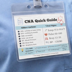 Pode incluir: Um cartão Guia Rápido de CNA em um suporte de plástico transparente, preso a uma peça de roupa azul. O cartão apresenta abreviações, sinais vitais e lembretes de habilidades de CNA.