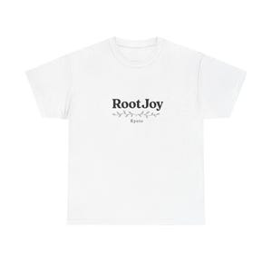 Può includere: Una t-shirt bianca a maniche corte con il testo nero RootJoy centrato sul petto. Sotto il testo si trova una piccola grafica di un sottile viticcio con foglie, seguita dalla parola Kyoto stampata in un carattere più piccolo sotto il viticcio.