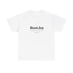 T-shirt RootJoy Denver / Maglietta minimalista con testo e piccolo logo sul petto