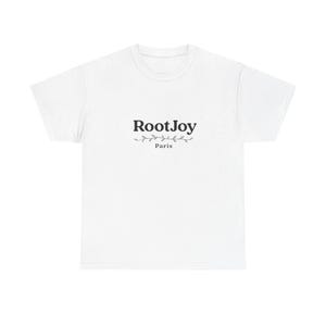 Può includere: Una t-shirt bianca a maniche corte con il testo nero RootJoy centrato sul petto. Sotto il testo si trova un grafico a linea orizzontale che raffigura un delicato viticcio con piccole foglie, seguito dalla parola Paris in un carattere più piccolo.