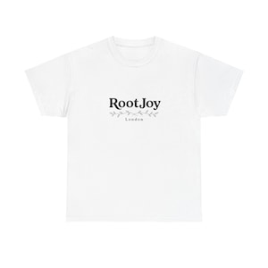T-shirt RootJoy London / Maglietta minimalista con testo e piccolo logo sul petto