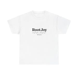 Può includere: Una t-shirt bianca a maniche corte con il testo nero RootJoy centrato sul petto. Sotto il testo si trova un sottile disegno a linee nere di un tralcio di vite con foglie, seguito dalla parola Atlanta in un carattere nero più piccolo.