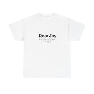 Può includere: Una t-shirt bianca a maniche corte con il testo nero RootJoy centrato sul petto. Sotto il testo si trova un sottile grafico a linee nere di un tralcio di foglie, seguito dalla parola San Diego in un carattere nero più piccolo.