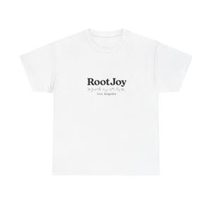 Può includere: Una t-shirt bianca a maniche corte con la scritta nera RootJoy centrata sul petto. Sotto il testo si trova un sottile grafico a linea orizzontale con piccoli accenti di foglie, seguito dal testo nero più piccolo Los Angeles sotto.