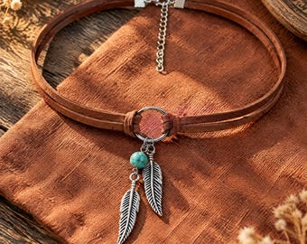 Collana girocollo western con piuma, gioielli boho con cordino marrone, ciondolo a piuma color argento, collana da cowgirl, regalo di compleanno per lei
