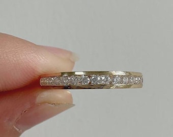 Anillo de eternidad completo con moissanita redonda de 1,75 quilates engastada en canal, alianza de boda de oro amarillo de 10 quilates de 2,5 mm, incoloro VVS1. Regalo de aniversario.