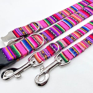 Puede incluir: Tres collares para perros rosas con patrones tejidos coloridos y cierres y anillos en D de metal plateado.