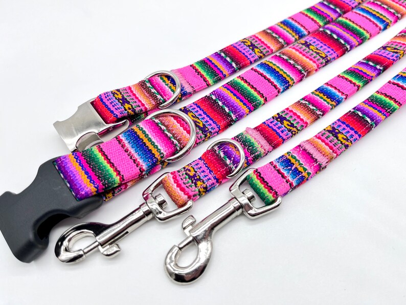 Puede incluir: Tres collares para perros rosas con patrones tejidos coloridos y cierres y anillos en D de metal plateado.