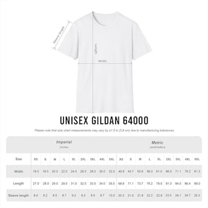 Puede incluir: Camiseta unisex Gildan 64000 blanca con tabla de tallas. La tabla incluye medidas en pulgadas y cent&iacute;metros para ancho, largo y largo de manga. Tallas de XS a 5XL.