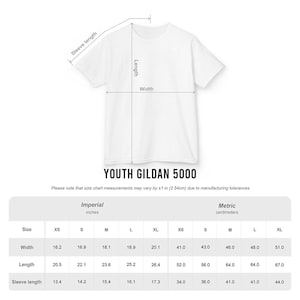 Puede incluir: Una camiseta blanca Youth Gildan 5000 con medidas. El ancho var&iacute;a de 41,0 a 51,0 cm, el largo de 52,0 a 67,0 cm y el largo de la manga de 34,0 a 44,0 cm. Se incluye una tabla de tallas.