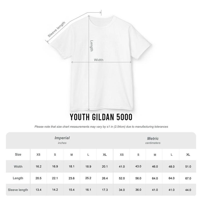 Puede incluir: Una camiseta blanca Youth Gildan 5000 con medidas. El ancho var&iacute;a de 41,0 a 51,0 cm, el largo de 52,0 a 67,0 cm y el largo de la manga de 34,0 a 44,0 cm. Se incluye una tabla de tallas.