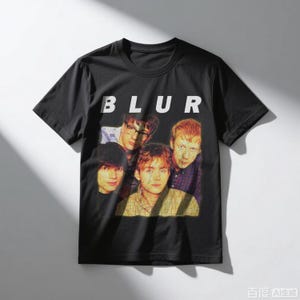 Puede incluir: Camiseta negra con la palabra 'BLUR' en letras blancas. Debajo, una foto de la banda Blur. Los miembros de la banda est&aacute;n en una foto con un patr&oacute;n de puntos de semitono.