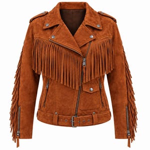 Puede incluir: Una chaqueta de motorista de ante color óxido con largos flecos en el pecho y las mangas. La chaqueta incluye una cremallera frontal asimétrica, un pequeño bolsillo con solapa, dos bolsillos laterales con cremallera, charreteras y un cinturón con hebilla.