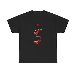Puede incluir: Una camiseta negra de manga corta con un gráfico central de una rosa roja con un tallo largo. La palabra violator está impresa en letra cursiva blanca a través del centro del tallo, situada entre las hojas y el capullo de la flor.