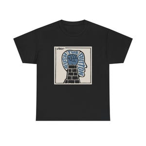 以下が含まれることがあります： 胸元に正方形のグラフィックがプリントされた黒の半袖Tシャツ。グラフィックには、青い拳が入った頭部の横顔のシルエット、レンガ模様の首、青い文字で「PUSH THE BUTTON」、その上に「Chemical Brothers」というテキストが描かれています。