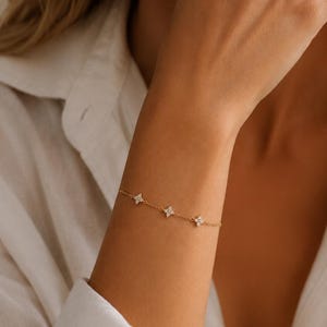 Pulsera de flores con circonitas cúbicas chapada en oro de 14 quilates, joyería minimalista para el día a día, regalo para damas de honor, regalo de cumpleaños para ella, pulsera apilable delicada.