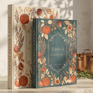 Peut inclure: Deux journaux de recettes personnalisés. L'un est intitulé "Evelyn's Recipe Journal" et l'autre "Emma's Cooking Book". Les deux présentent un motif botanique avec des illustrations de figues, de tomates et de champignons.