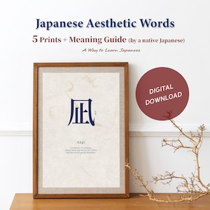 以下が含まれることがあります： 紺色の書道で「凪」という日本語の単語が書かれた額入りのプリント。このプリントは「日本の美的単語」セットの一部で、意味ガイドも含まれています。デジタルダウンロードが可能です。