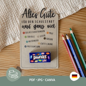 Könnte beinhalten: Eine rechteckige Karte aus Kraftpapier mit dem deutschen Text Alles Gute für den Schulstart und ganz viel, gefolgt von einer Liste positiver Eigenschaften mit farbigen Punkten und einer kleinen Schachtel Smarties Mini unten.