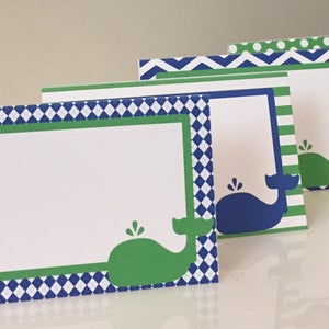 Biglietti per buffet baby shower a tema balena: segnaposto verdi e blu - Set da 8