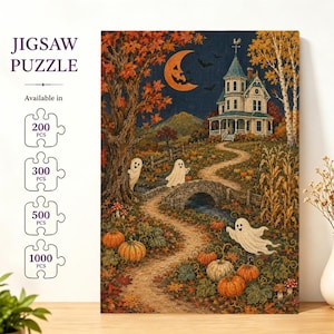 Pode incluir: Um quebra-cabeça com uma cena de Halloween, uma casa vitoriana, uma lua crescente e fantasmas num caminho. O texto diz JIGSAW PUZZLE Available in 200 PCS, 300 PCS, 500 PCS, 1000 PCS. A ilustração inclui abóboras laranja, árvores de outono e uma ponte de pedra.