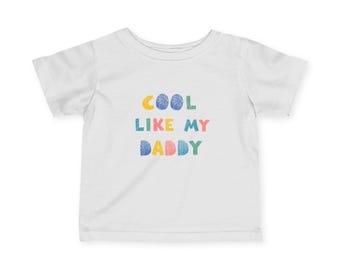 Maglietta per neonati "Cool Like My Daddy" con scritta colorata.