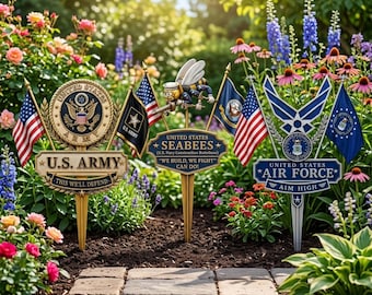 Estaca de jardim rústica em homenagem aos militares, com duas bandeiras e brasões de unidades, perfeita para paisagismo de casas de veteranos.