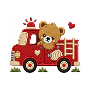 Puede incluir: Un parche bordado que muestra un oso de peluche marrón sentado en un camión de bomberos rojo. El camión tiene una escalera beige, una manguera enrollada, una luz de emergencia roja y un pequeño corazón en el lateral. Hay hierba verde en la base.