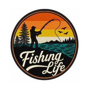 Peut inclure: Écusson brodé représentant une scène de pêche. Une silhouette d'une personne pêchant à la ligne se détache sur un ciel de coucher de soleil orange, jaune et bleu. Les mots "Fishing Life" sont en écriture blanche. L'écusson est rond avec un bord noir.