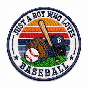 Könnte beinhalten: Gestickter Aufnäher mit Baseball-Motiv. Das Design zeigt einen Baseball, einen Handschuh, einen Schläger und eine Kappe mit dem Buchstaben "B" vor einem gestreiften Sonnenuntergangshintergrund. Der Text lautet "JUST A BOY WHO LOVES BASEBALL".