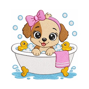 以下が含まれることがあります： ピンクのリボンとヘッドバンドをつけた茶色とベージュの子犬が、青い泡でいっぱいの白いバスタブに入っている刺繍デザイン。バスタブには黄色いアヒルのおもちゃが2つあり、縁にはピンクのタオルが掛かっていて、周囲には水しぶきが描かれています。