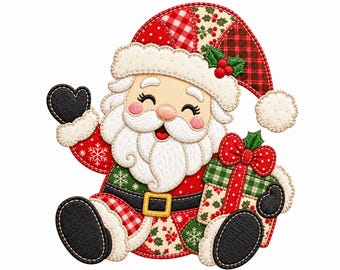 Op de afbeelding: Een decoratieve applicatie van een lachende kerstmanfiguur met een muts en pak in patchworkstijl in rood, groen en wit. Het ontwerp bevat een zwarte riem met een gouden gesp, zwarte wanten, laarzen en een cadeau met een rode strik.