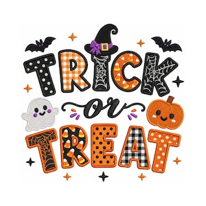 Pode incluir: Um design bordado com o texto TRICK OR TREAT em letras grossas e estampadas. As letras incluem xadrez laranja, bolinhas pretas, teias de aranha e estampas de doces. Um chapéu de bruxa, um fantasma, uma abóbora e morcegos cercam o texto.