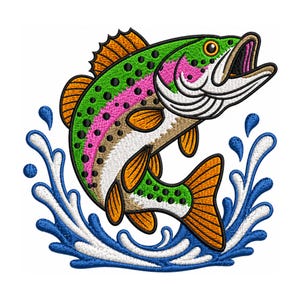 Op de afbeelding: Geborduurd ontwerp van een forel die uit het water springt. De vis is afgebeeld in groen, roze, oranje en bruin, met zwarte stippen en een witte buik. Blauwe waterspetters creëren een dynamisch beeld.