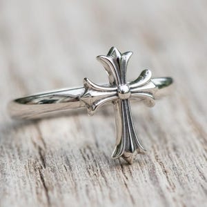 Korsring i sterlingsilver, minimalistiskt gotiskt korsband, läcker silvertrosring, högpolerade korssmycken, present till honom henne