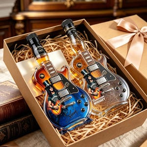 Peut inclure: Deux bouteilles de whisky en verre en forme de guitares électriques, chacune ornée d'un graphisme représentant un guitariste avec un haut-de-forme. Les bouteilles contiennent un liquide ambré, ont des bouchons noirs et sont dans une boîte cadeau.