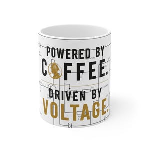 Peut inclure: Un mug en céramique blanche orné d'un schéma de circuit électronique noir et doré. Le texte indique POWERED BY COFFEE en noir, avec une silhouette dorée de détective dans la lettre O, et DRIVEN BY VOLTAGE en lettres dorées.
