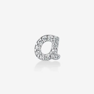 Peut inclure: Un pendentif en forme de lettre a minuscule en métal argenté, orné d'un pavage de petites pierres claires et scintillantes incrustées sur toute la surface de la lettre, lui conférant un aspect brillant et très réfléchissant.