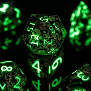 Glow in the Dark Butterfly Resin Dice Set ， Black White Butterfly Sharp Edge Dice with Luminous Green Numbers ， DND Polyhedral RPG Dice