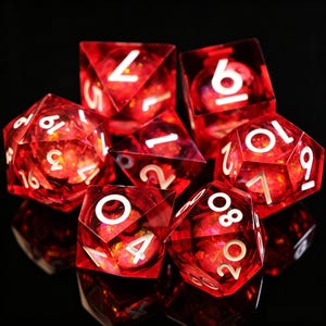 Può includere: Un set di sette dadi poliedrici rossi traslucidi con numeri bianchi. I dadi sono disposti su una superficie nera riflettente, mostrando le loro varie forme geometriche, tra cui un d20, d12, d10, d8, d6 e d4.