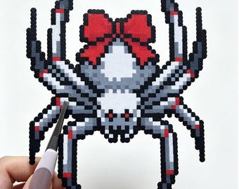 Patrón de araña de nieve Scarlet Caltrop con cuentas Perler / Arte pixelado de insectos góticos pastel