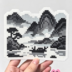 Könnte beinhalten: Ein Pixel-Art-Design mit einer Landschaft aus Bergen, Bäumen und einem kleinen Boot auf dem Wasser, dargestellt in Schwarz-, Grau- und Weißtönen. Der Text "Chinese Ink Style Boat Drifting on Misty Waters" und "Puff Bead Patterns" ist sichtbar.