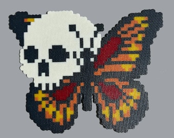 Patrón de cuentas Perler "Susurros de mariposas y huesos" / Arte pixelado de mariposa con calavera gótica