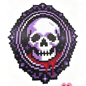 Może przedstawiać: Wzór pixel art zatytułowany Bone Shadows in Purple Mirror przedstawiający białą czaszkę z fioletowymi cieniami w ciemnofioletowej, ozdobnej ramie. Pod czaszką znajduje się czerwony kształt, a całość wykonana jest z małych kwadratowych koralików.