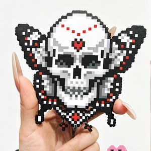 Pode incluir: Um design de caveira em pixel art feito de contas, com uma paleta de cores branca, cinza e preta com detalhes em vermelho. A caveira é ladeada por formas de asas e inclui detalhes de contas penduradas na parte inferior. Texto Seal of the Departed.