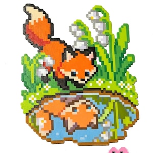 Könnte beinhalten: Ein Pixel-Art-Perlenmuster mit dem Titel Fox Trails Among Lily of the Valley, das einen orangefarbenen Fuchs an einem blauen Teich mit Spiegelung seines Gesichts zeigt. Die Szene umfasst grünes Gras, weiße Maiglöckchen und einen Fuchsschwanz.