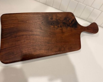 Tabla de cortar y servir de madera maciza con asa