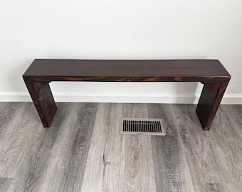 Banco de entrada moderno de madera maciza rústica teñida en tono oscuro, estilo granja.